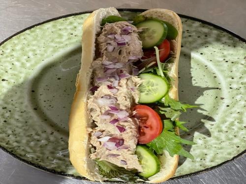 Halve stokbrood met tonijnsalade