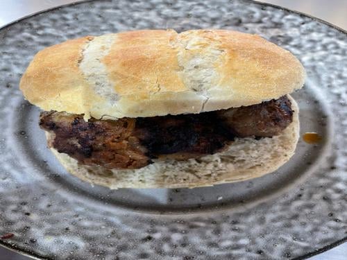 Broodje met huisgemaakte  gehaktbal