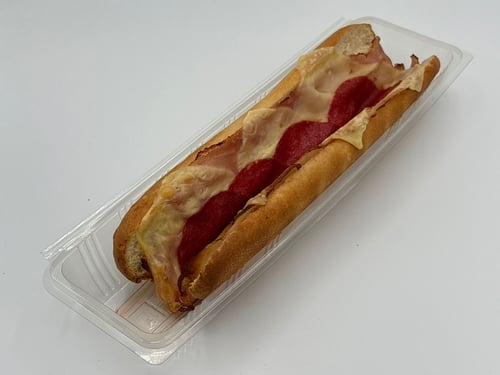 Broodje met ham, kaas en salami