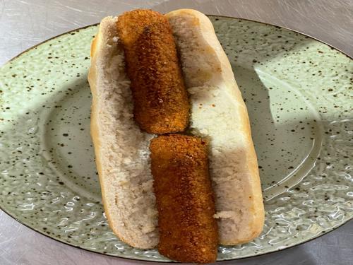 Half stokbrood met 2 kroketten