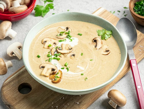 Champignoncremesuppe mit Croutons und Schinkenspeck