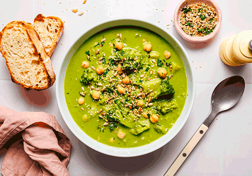 Broccoli-Mandelmilchsuppe mit Croutons und gerösteten Mandeln (M)