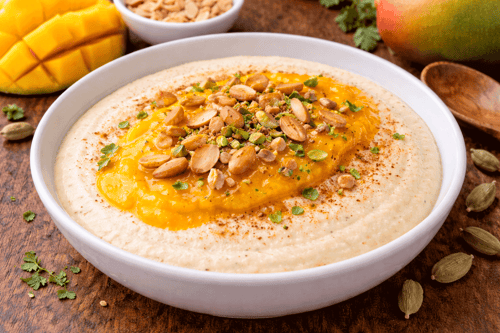 Indischer Kardamomgrießbrei  mit Mandeln und  Fruchtpüree 