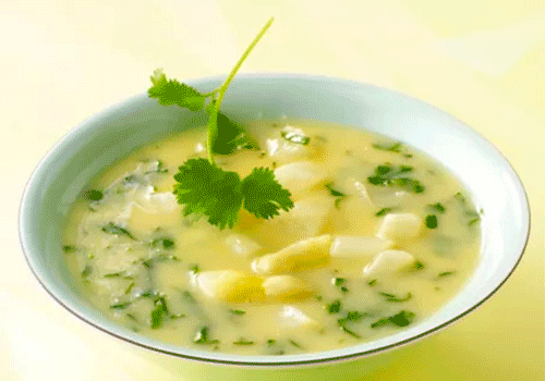 Spargel-Creme-Suppe mit Brot