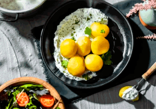 Drillinge mit Frühlingsquark mit kleinem Salat und Honig-Senf-Dressing (M)