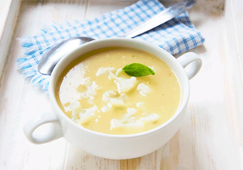 Blumenkohlsuppe mit Brötchen