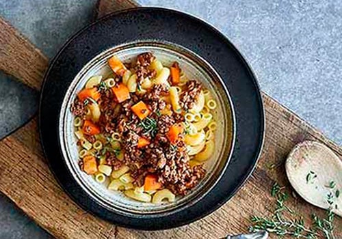 G´hackets mit Hörnli und Öpfelmus