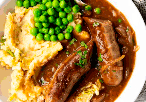 Geflügelbratwurst mit Parmesanstampf und grünen Erbsen (M)