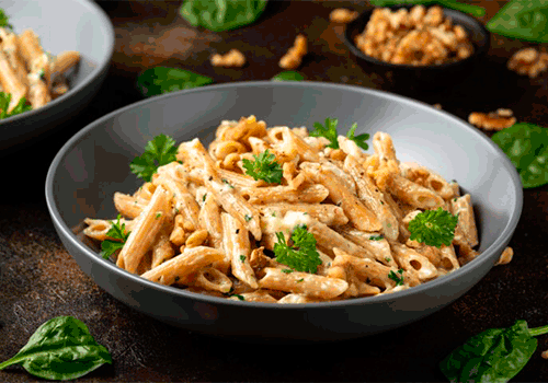 Pasta mit Käsesoße, Röstzwiebeln und Tomatensalat (M)