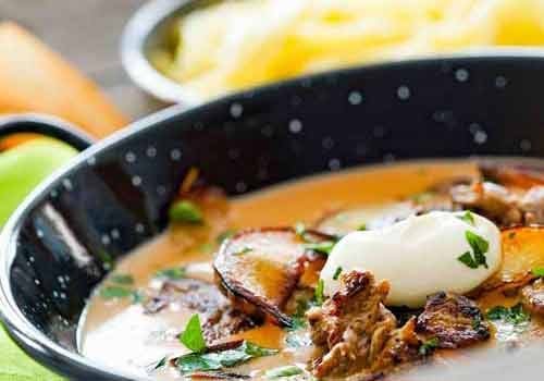 Einbrennersoße mit Speck, Ei und Kartoffeln und Möhrenrohkost (M)