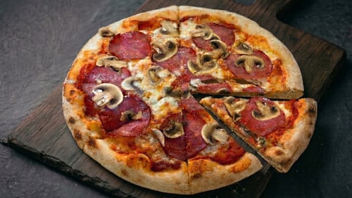 25 Pizza Salami e Funghi