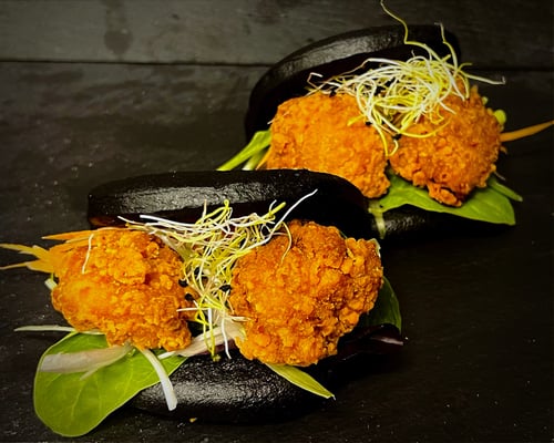 Black Bao Bun's mit Chicken Karaage