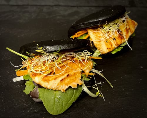 Black Bao Bun's mit gegrilltem Lachs