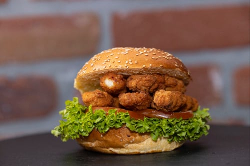 Crispy Chicken Avocado Burger Einzeln