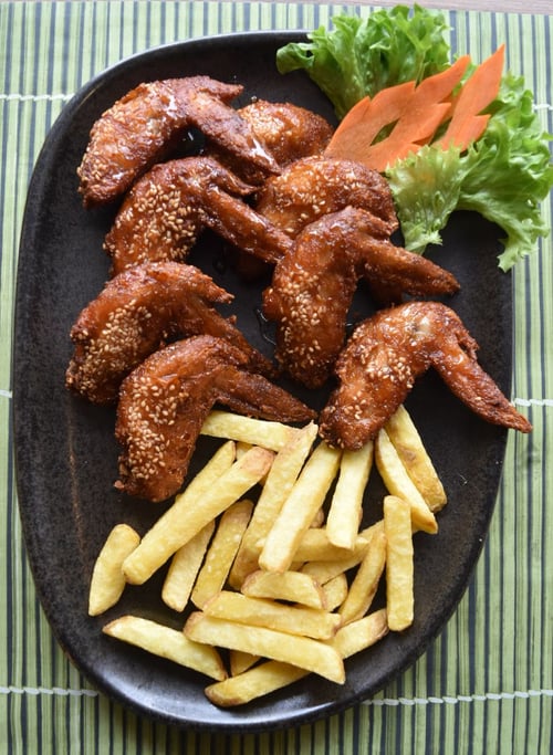 Asia Chickenwings mit Sesam & Pommes