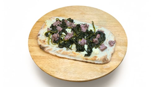 Pinsa Salsiccia und Friarielli Napoletani