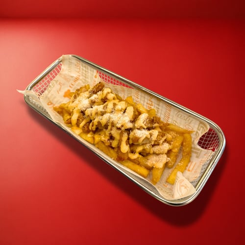 Pommes mit Cheese Sauce, Chicken Tenders &Parmesan Flocken