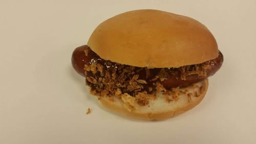 Broodje Braadworst met curry en gedroogde uitjes