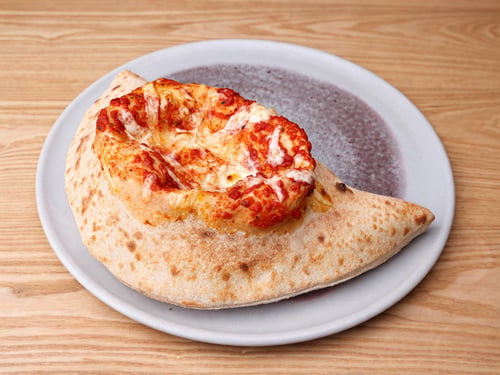 40. Calzone Quattro Formaggi