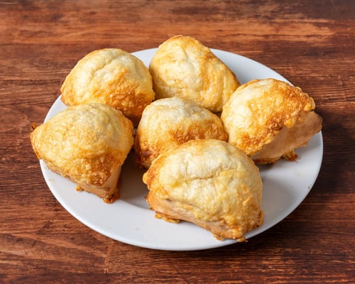 Pizzabrötchen mit Käse überbacken