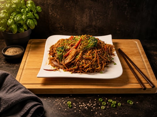 Gebratene Nudeln mit Champignons