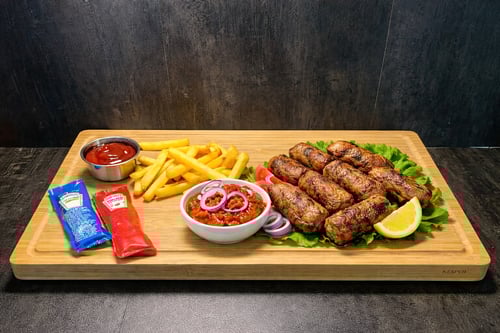 Cevapcici vom Grill mit Ajvar und Zwiebeln