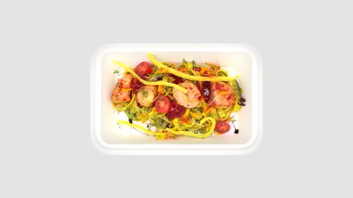 Hausgemachte Tagliatelle Lachswürfel