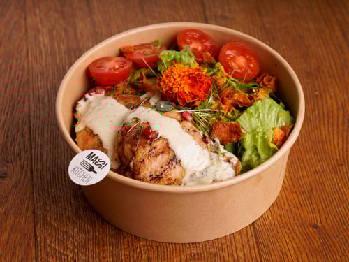 Caesar-Salat-Bowl mit gegrilltem & mariniertem Hähnchen