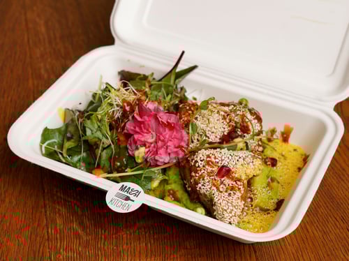 Gegrilltes Thunfischsteak im Sesammantel