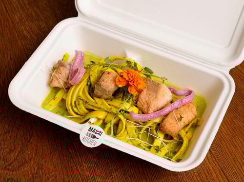 Hausgemachte Tagliatelle Lachswürfel