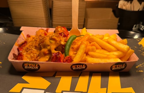 Still Chilli Cheesewurst mit Pommes