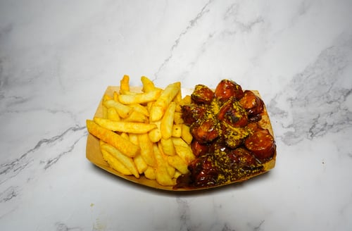 Still Currywurst mit Pommes