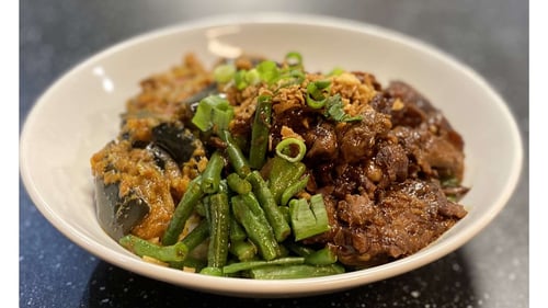 Aubergine en ketjap kipfiletblokjes