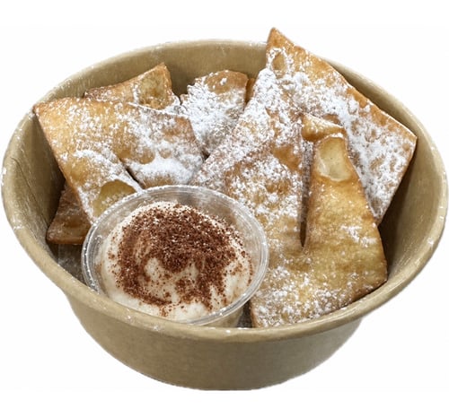 Knusprige Chiacchiere, serviert mit Tiramisù-Creme.