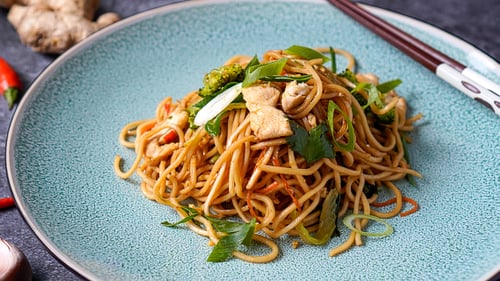 Eiernudeln gebraten mit Hühnerfleisch