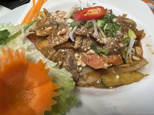 Rindfleisch gebraten mit Sate-Erdnusssauce