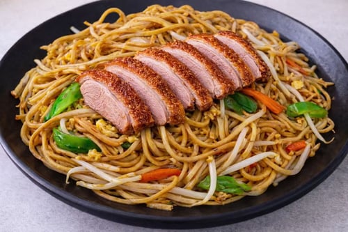 Gebratene Nudeln mit knuspriger Ente