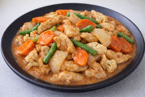 Hühnerfleisch mit Currysoße