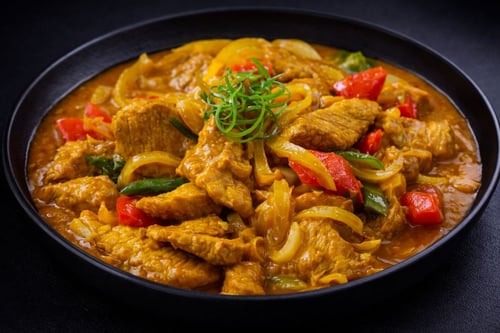 Schweinefleisch mit Currysoße