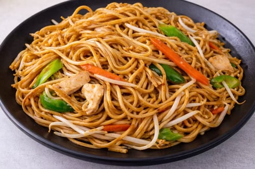 Gebratene Nudeln mit Hühnerfleisch