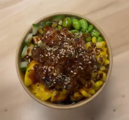 Student Poké bowl kip