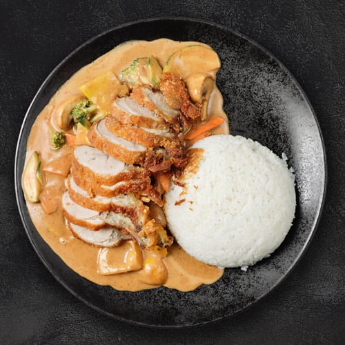 Knuspriges Hühnchen mit Erdnusssauce