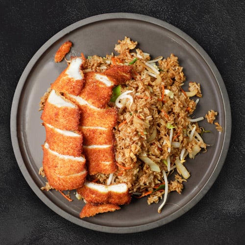 Reis mit knusprigem Hühnchen