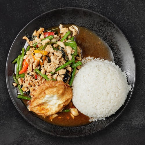 42. Pad Kra Pao mit Huhn