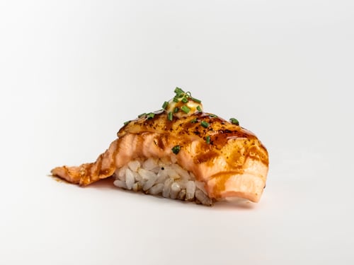 Geflambeerde zalm nigiri