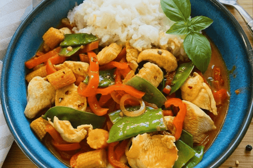 70. Hühnerbrustfilet in Streifen mit rotem Curry (scharf)