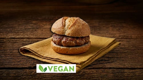 Vegane Frikadelle mit Brötchen