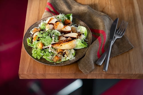 Caesar Salat mit Hühnerbruststreifen