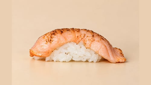 Flambierter Lachs Nigiri