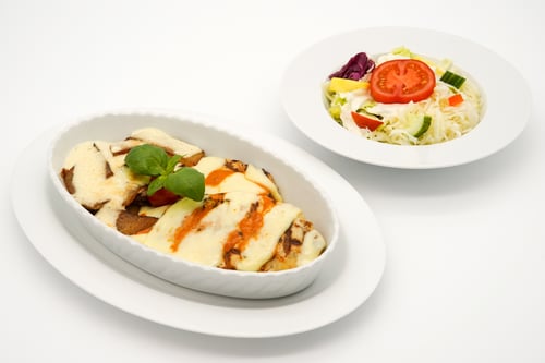 138 Zwei Hähnchenbrustfilets mit Käse überbacken